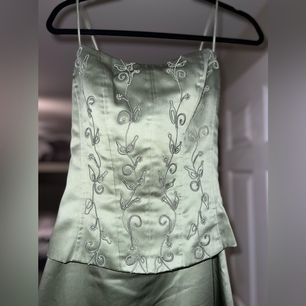 Dave And Johnny One Piece Lace Up Back Dress
Size 22 Color: Sage Green